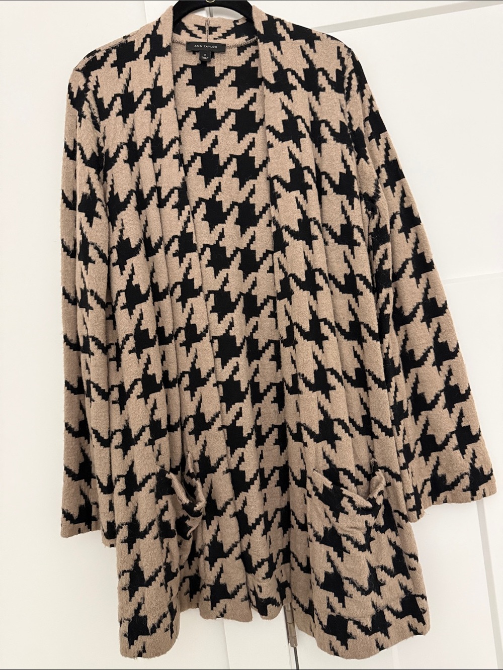 Ann Taylor Black and Taupe Houndstooth Open-Front Knit Cardigan. ptp 22” l 33”